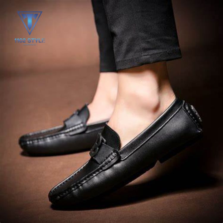 Quần kaki phối với giày lười nam