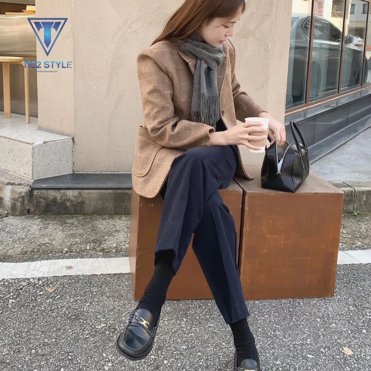 Cuốn hút cho nàng khi phối slip on và chân váy chữ A