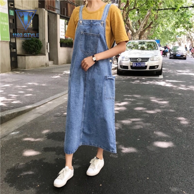 Váy yếm kết hợp cùng giày sneaker