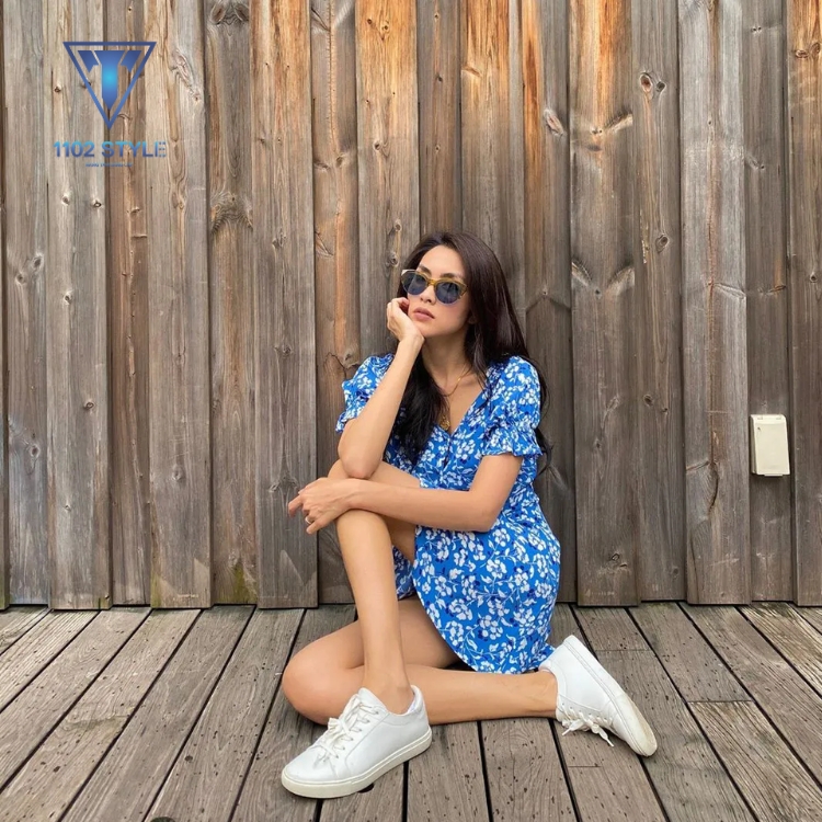 Váy hoa nhí phối đồ với giày sneaker nữ
