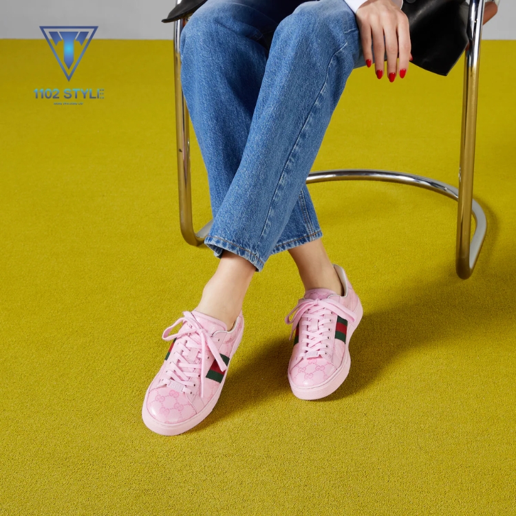 Quần jean ống đứng mix cùng giày sneaker