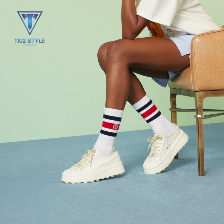 Tạo điểm nhấn phối đồ với giày sneaker nữ