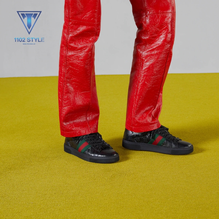Phối đồ với giày sneaker với quần da cá tính