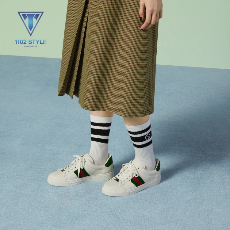 Váy suông dài mặc cùng giày sneaker
