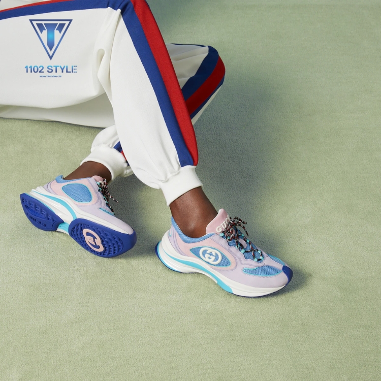 Phối đồ với giày sneaker nữ và quần jogger