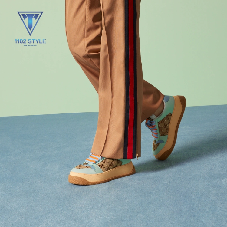 Phối đồ với giày sneaker và quần vải ống suông