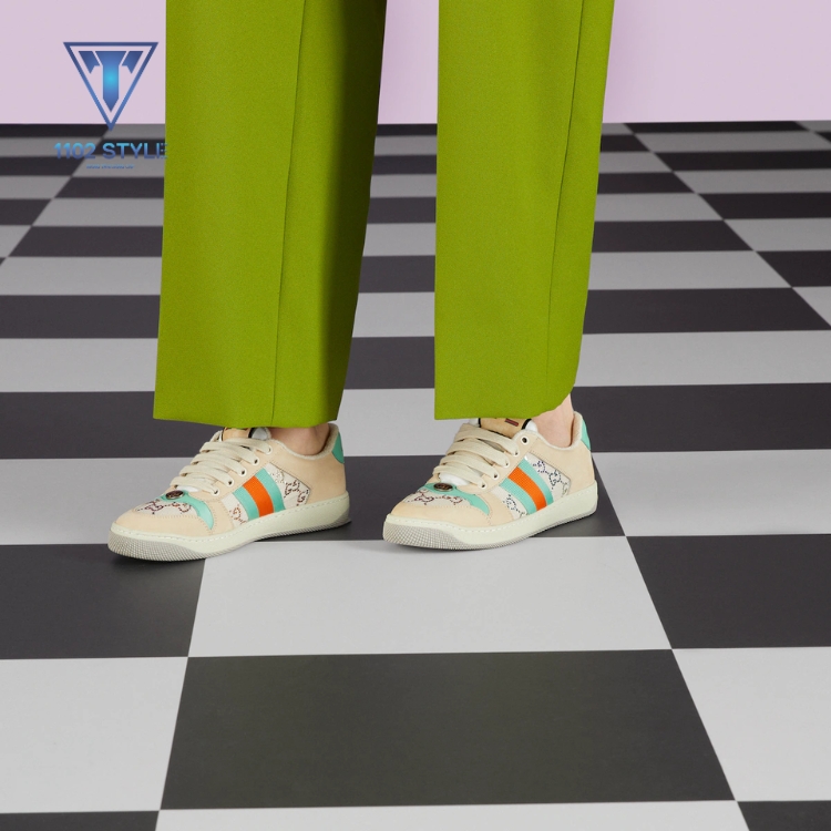 Quần tây phối cùng giày sneaker thời thượng