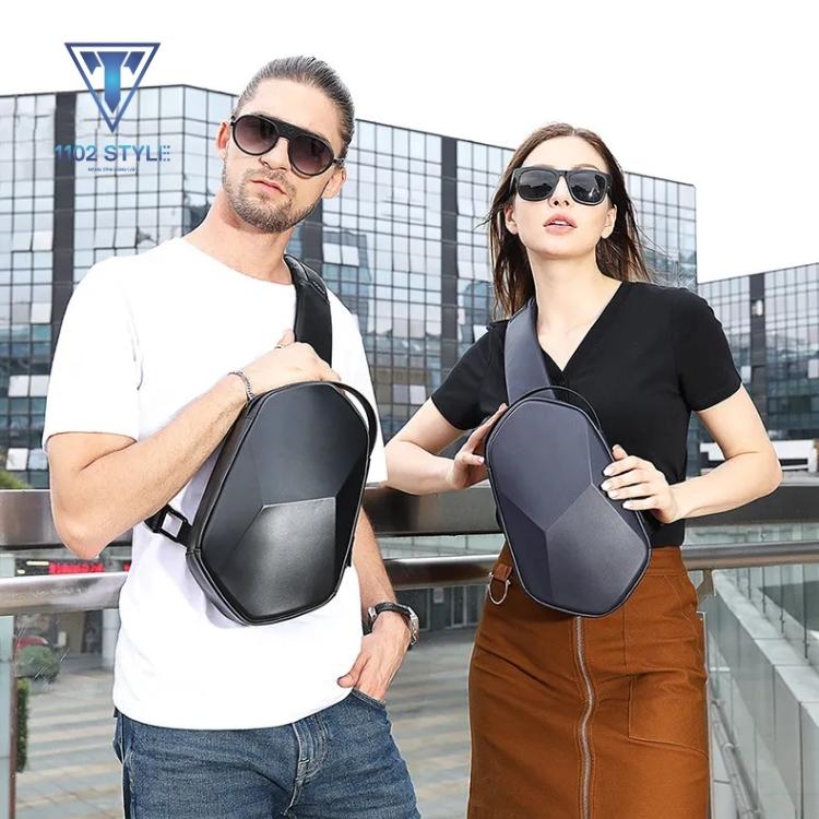Phối đồ với túi đeo chéo nam và áo thun quần jean