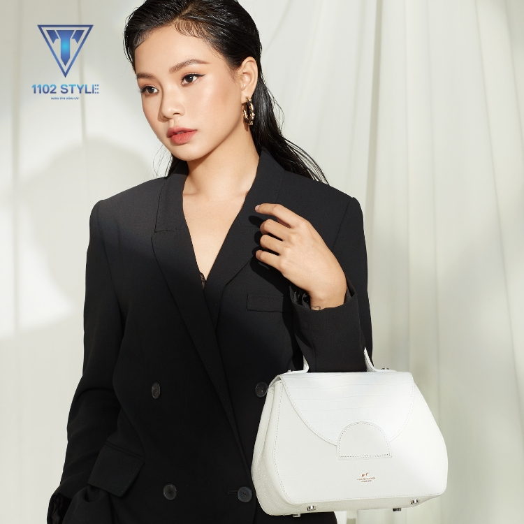 Trang phục đen phối đồ với túi xách màu trắng