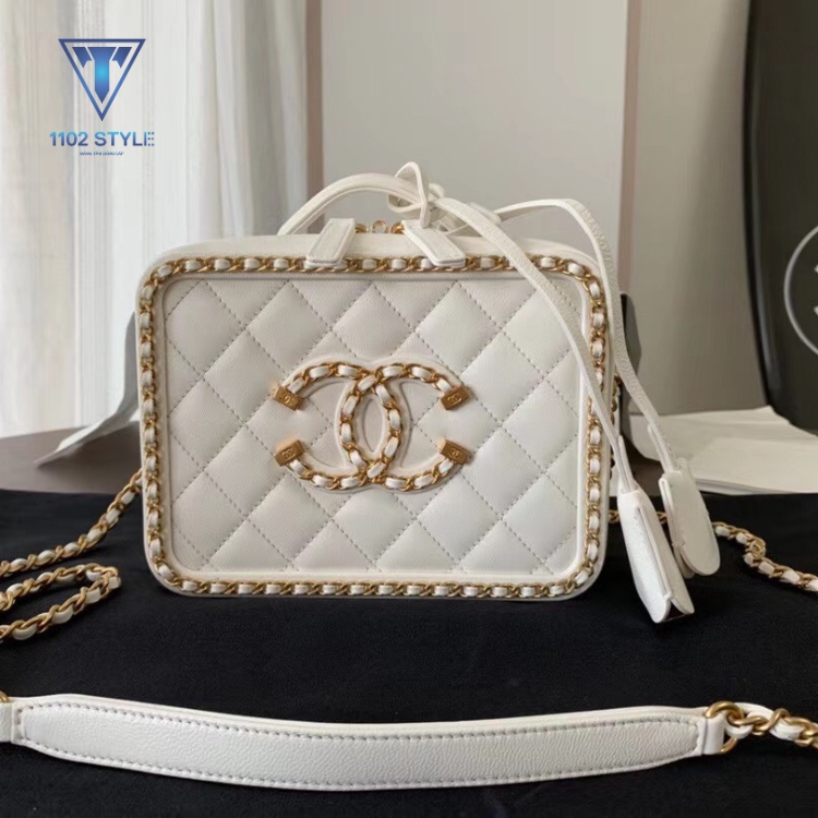 Túi xách Chanel sành điệu - phối đồ với túi xách màu trắng
