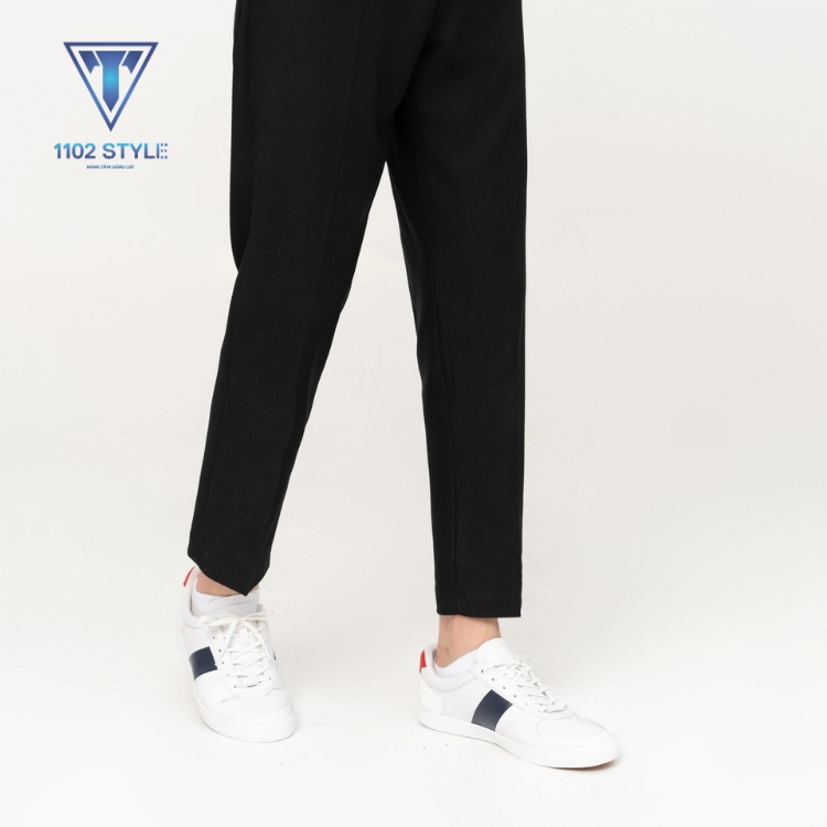 Quần tây đen đi giày Sneakers
