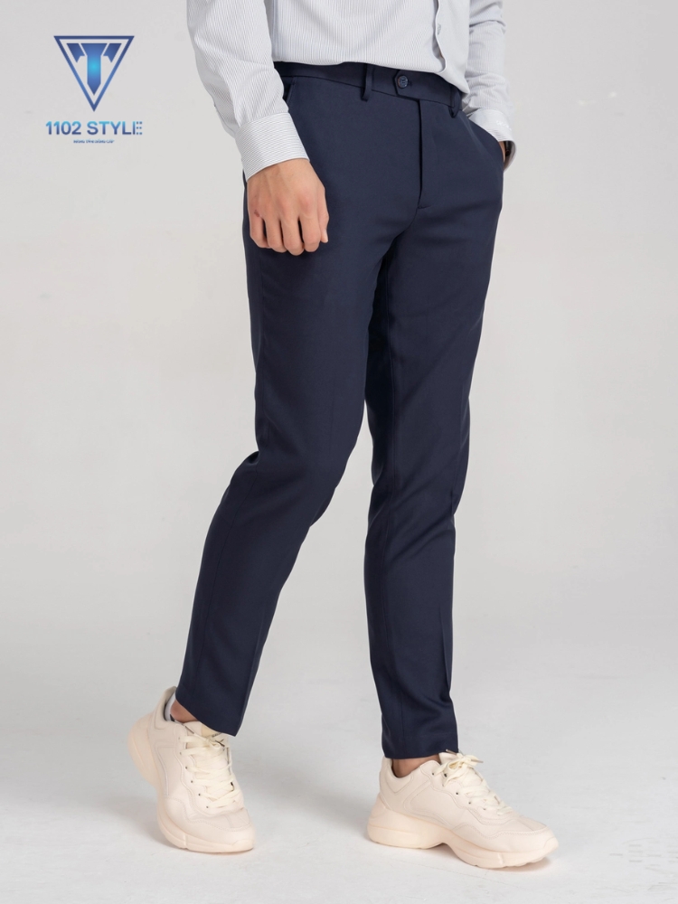 quần tây phối giày sneaker