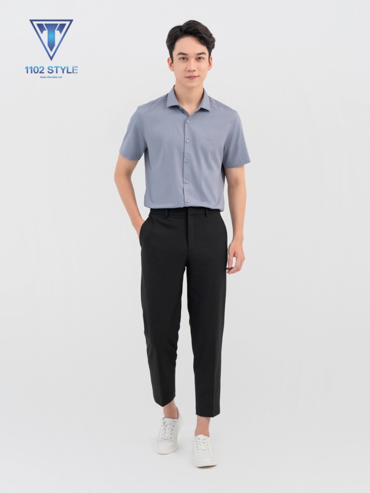 Áo sơ mi cộc tay và quần tây phối giày sneaker