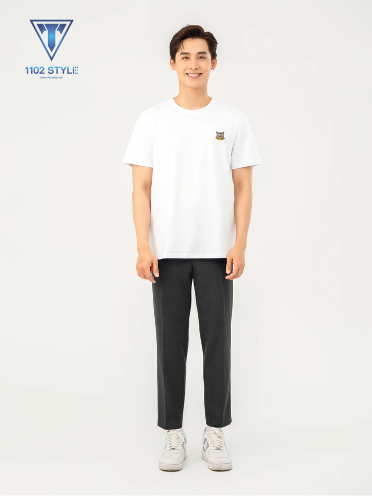 Áo phông quần tây phối giày sneaker