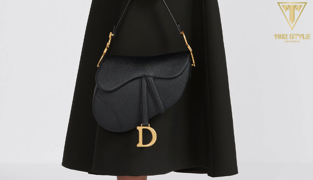 Khi một người phụ nữ mang một chiếc túi Dior đen thì nó không chỉ là một phần của trang phục mà còn là một tuyên ngôn về phong cách và vị thế của chủ nhân.