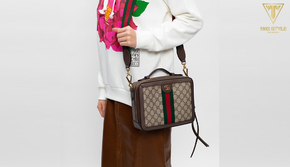 Túi Gucci Ophidia Shoulder có kích thước vừa phải và có thể đeo chéo hoặc xách tay.