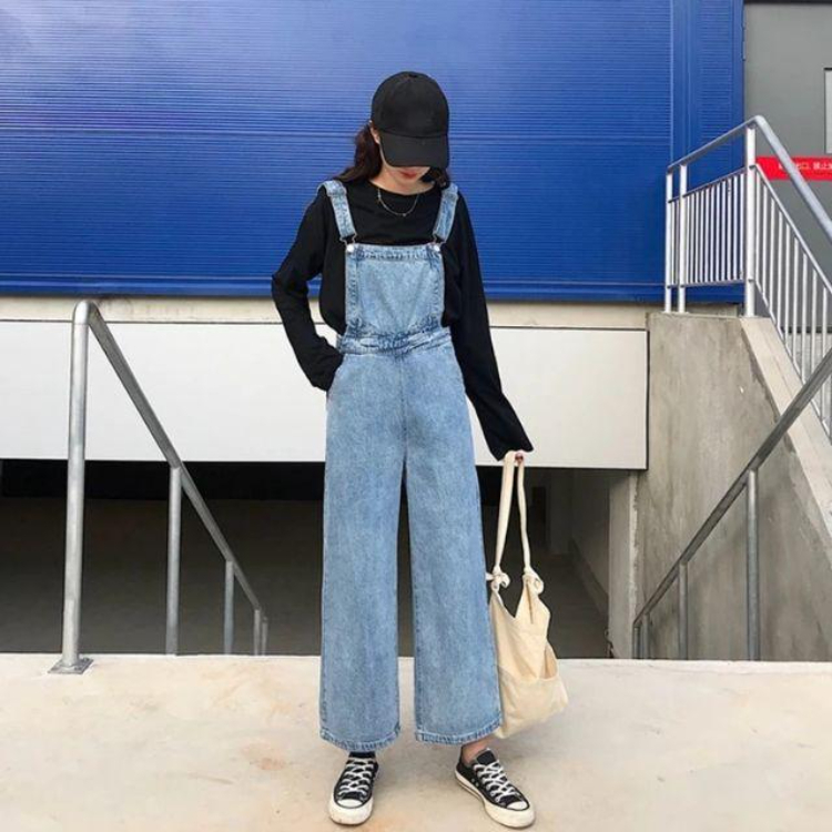 Áo sweater oversize phối với yếm bò