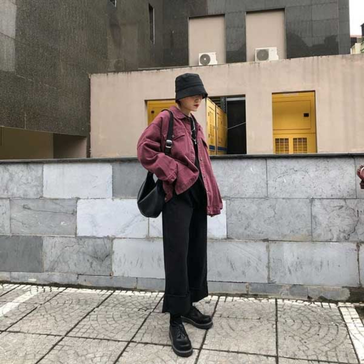 Áo khoác kaki oversize kết hợp với áo thun trơn và quần jean đứng ống