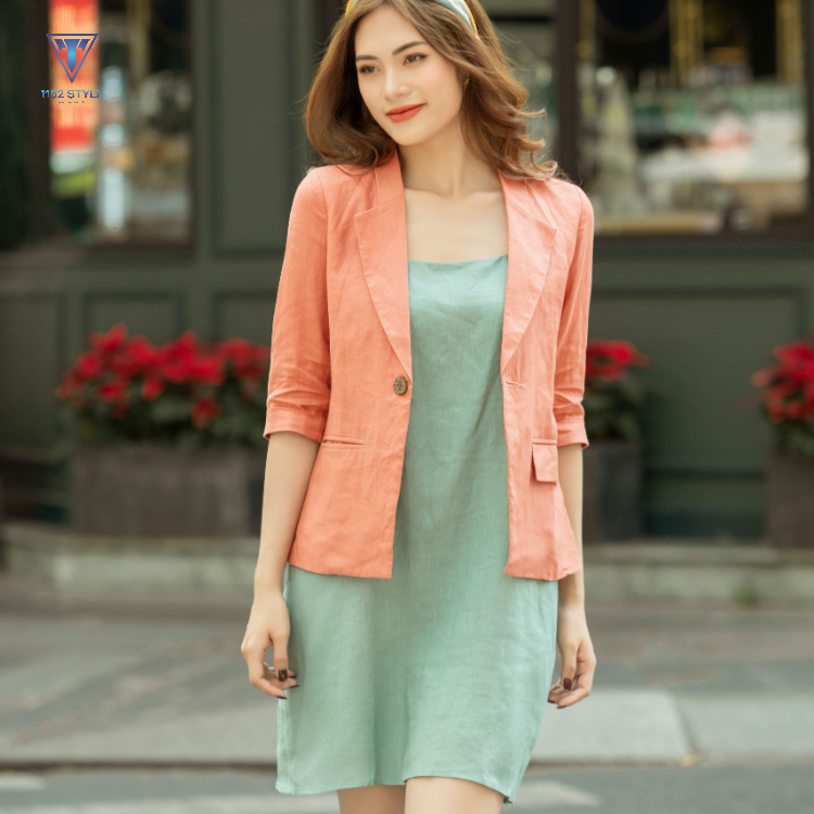 Áo blazer phối cùng đầm hai dây