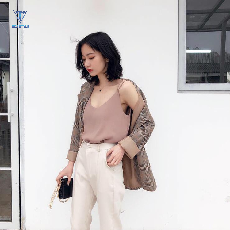 Áo blazer kết hợp cùng áo hai dây mỏng