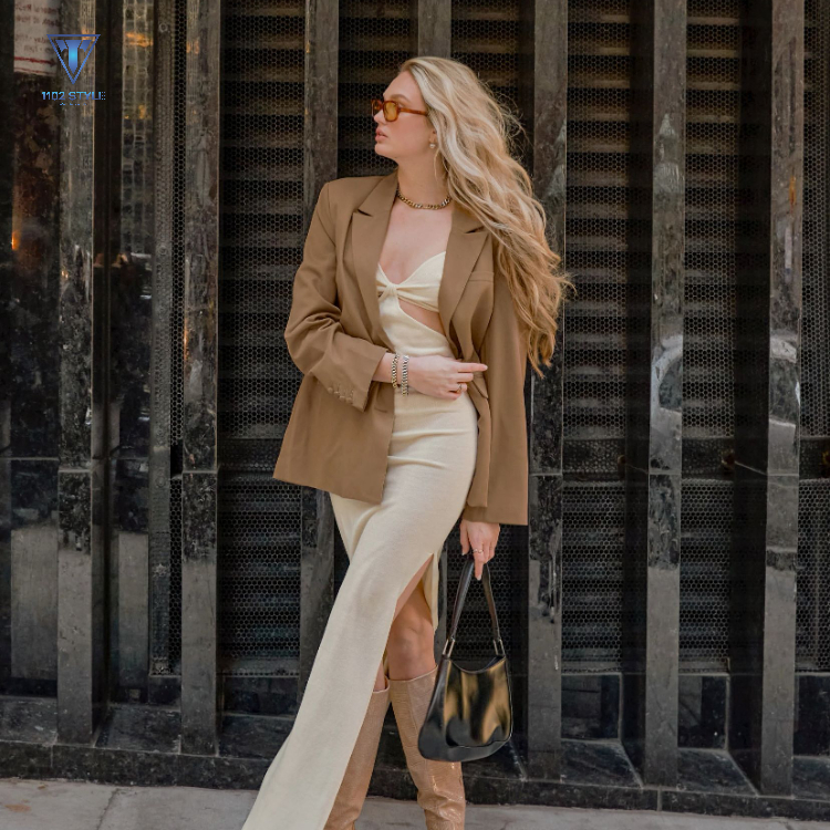 Áo blazer phối cùng váy xẻ tà