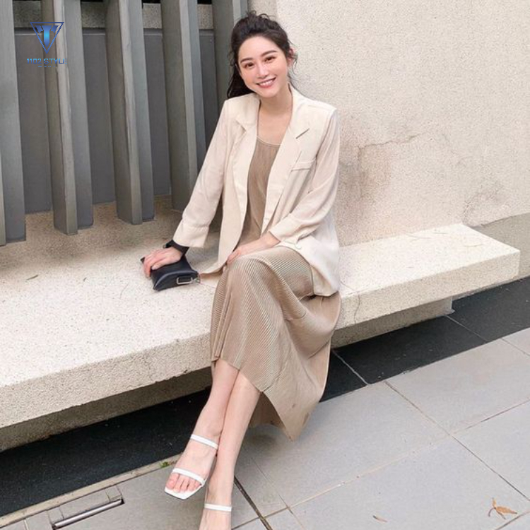 Áo blazer phối cùng đầm suông trơn