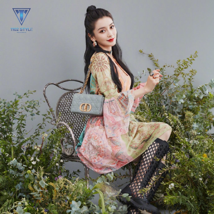 Hướng dẫn cách đeo dây túi Dior phong cách bohemian của Angelababy