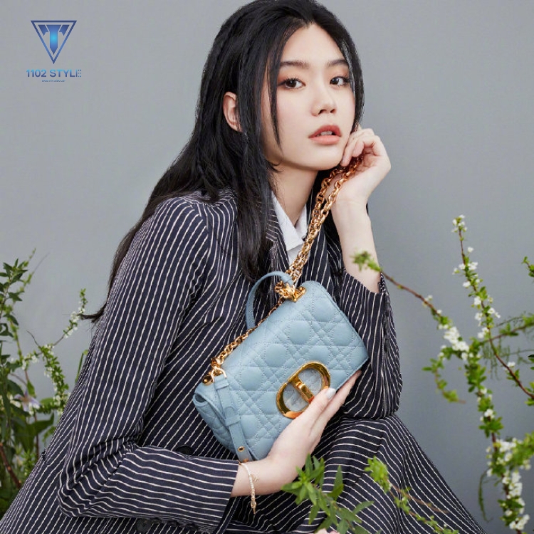 Cách đeo dây túi Dior như quý cô thanh lịch Hề Mộng Dao