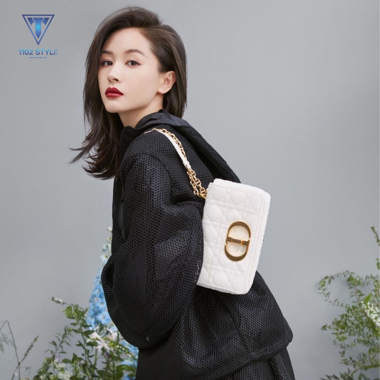 Cách đeo dây túi Dior thời thượng của Vương Tử Văn