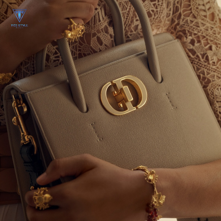 cách mở khoá túi dior
