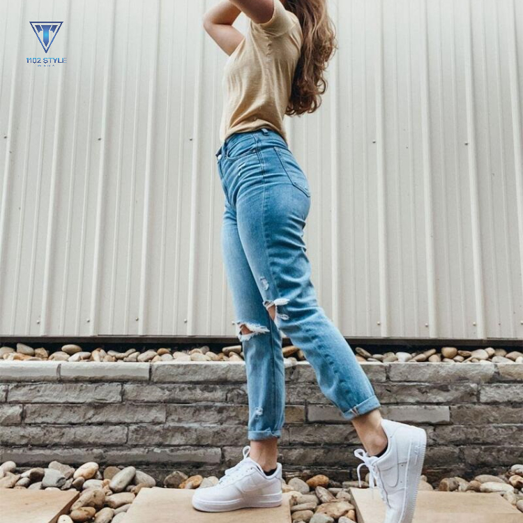 Kết hợp giày AF1 với quần jean và áo thun trẻ trung