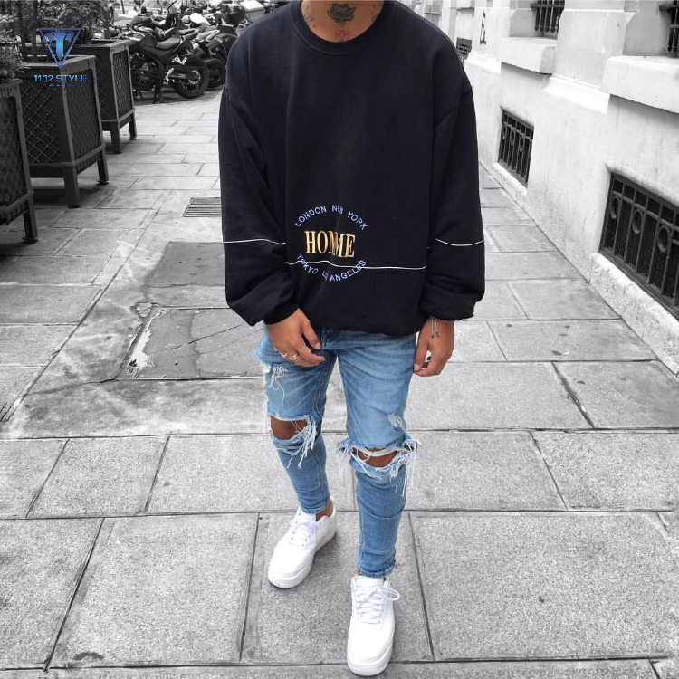 Phối đồ với giày AF1 và quần jeans rách cá tính