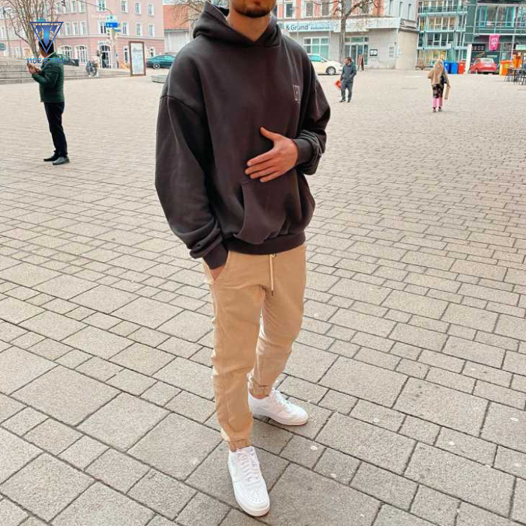 Giày AF1 kết hợp với áo hoodie
